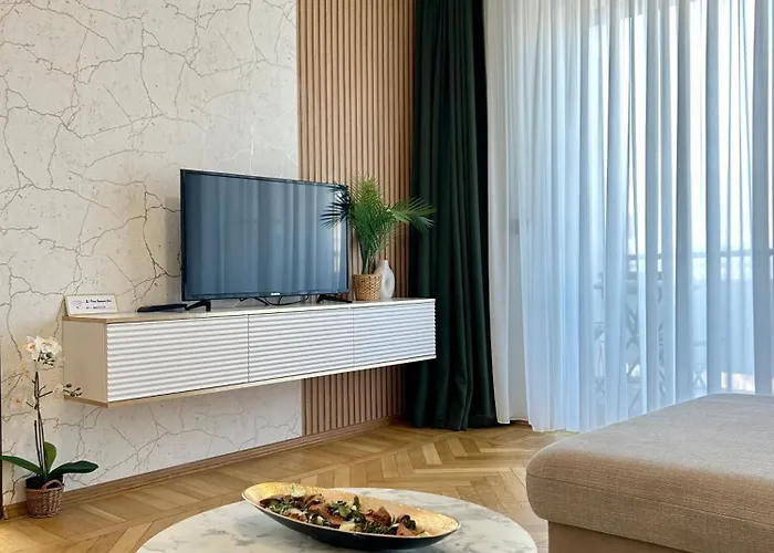 Parliament Skytower Apartment *