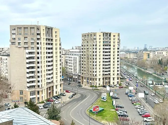 Parliament Skytower Апартаменти Бухарест