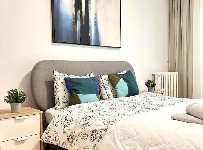 Parliament Skytower Апартаменти Бухарест