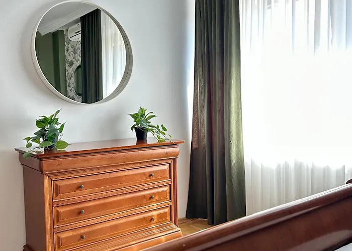 Parliament Skytower Апартаменти